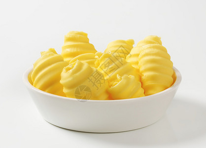 碗里的新鲜黄油卷图片