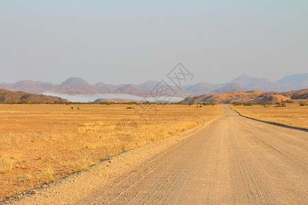 非洲肮脏道路的风景图片