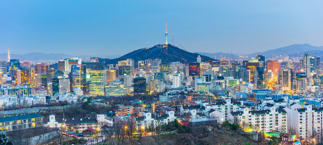 韩国黄昏时分的首尔城市景观全景背景图片