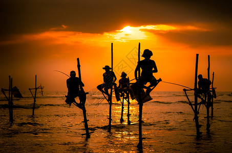 传统渔民在斯里兰卡日落时的轮椅Slican图片