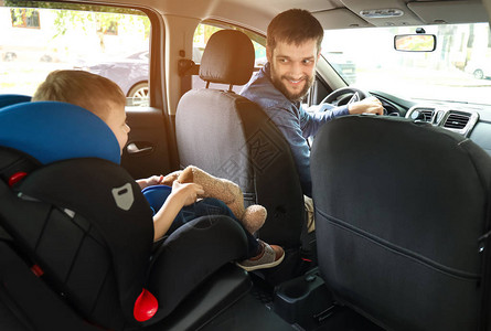 男人开车儿子扣在婴儿座椅上图片