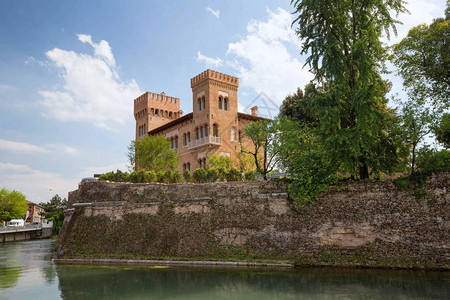 Treviso对历史建筑和河流运图片