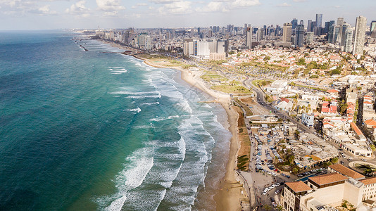以色列特拉维夫大城市的鸟瞰图有沙滩和波图片