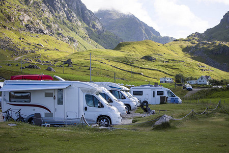 许多房车或汽车旅馆在挪威Lofoten的Haukland停背景图片