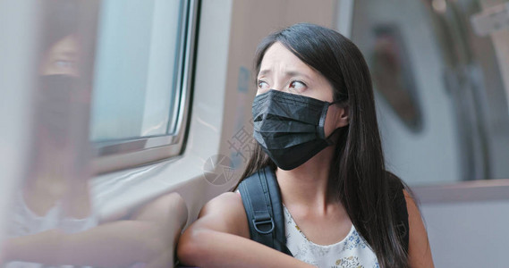 台北市女子戴口罩坐火车图片