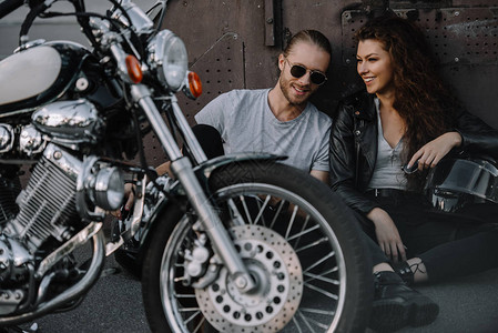 两对骑摩托车的摩托车手坐在沥青上乘坐图片
