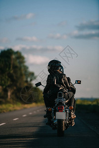 在乡间公路骑摩托车的头盔上看到自图片