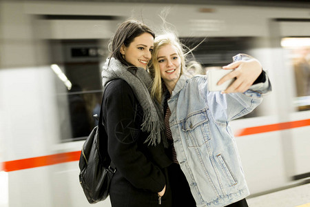 年轻女在地铁里自拍图片