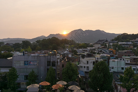 从韩国南部汉城的bukchonhanok村观看的图片