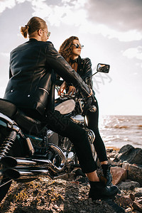 两对骑着黑色皮夹克的摩托车与直升机摩托图片