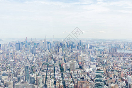 纽约市摩天大楼和云层天背景图片