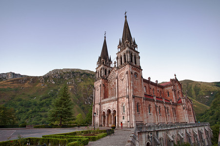 Covadonga教堂Covadonda巴西尔卡PicosdeEuropa阿斯图里亚斯背景图片