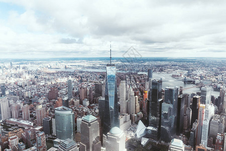 纽约市摩天大楼和云层天图片