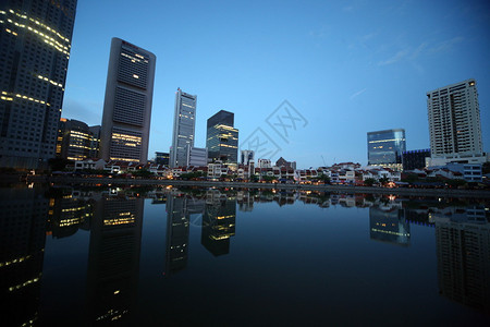 新加坡河上方的摩天大楼和东南亚新加坡市的Mari图片