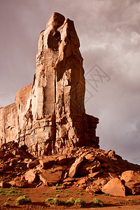 纪念碑谷日落时的砂岩尖顶图片