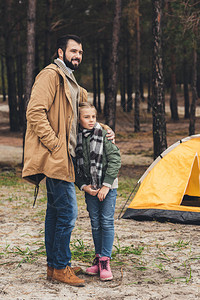 拥抱父亲和女儿在露营之图片