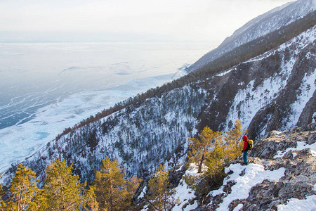 山坡雪树和人站立俄罗斯图片