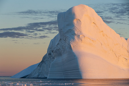 乘坐科学船在冰层之间旅行研究全球变暖现象维护生态平衡的重要水清背景图片