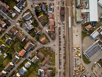 德国城市和公路与汽车的空中图片
