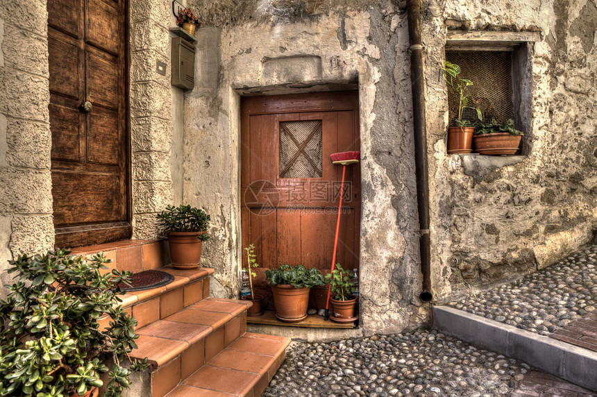 意大利古里亚Ventimiglia镇的旧木制门老房图片