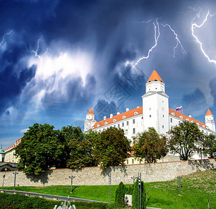 布拉迪斯拉发城堡在暴风雨图片