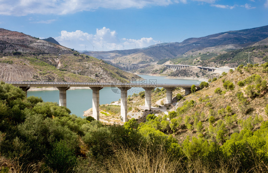 A44高速公路或高速公路穿过西班牙安达卢西亚的内华达山脉向北穿过RulesReservoir和RIoGua图片