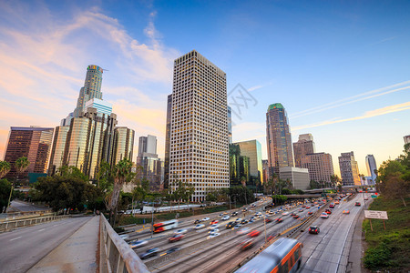 洛杉矶市中心天线在日落图片