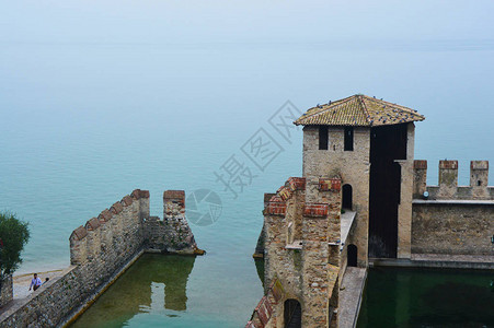 从意大利Sirmione城堡的雾图片
