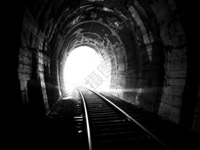 铁路隧道尽头的灯光图片