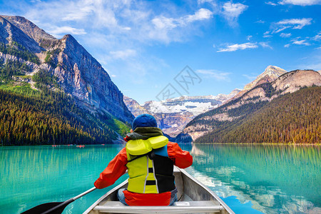 加拿大落基山脉班夫公园露易丝湖上的幼童独木舟图片