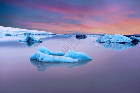 日落时冰岛的Solheimaj背景图片