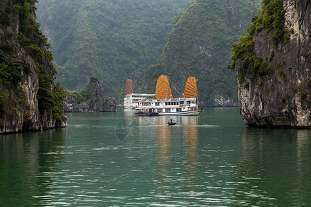 在河隆湾航行的船图片