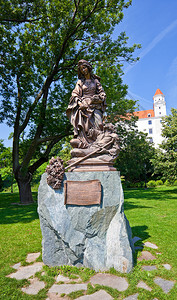 布拉迪斯拉发城堡花园中的匈牙利圣伊丽莎白纪念碑斯洛伐克图片