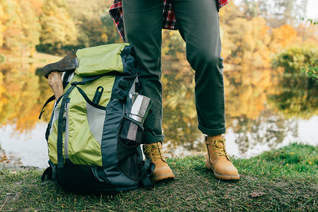 秋季背景下背着包的旅行者图片