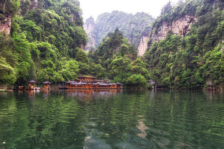 宝峰湖风景与茂密的森林环绕着高大的石峰森林中的小码头张家界背景图片