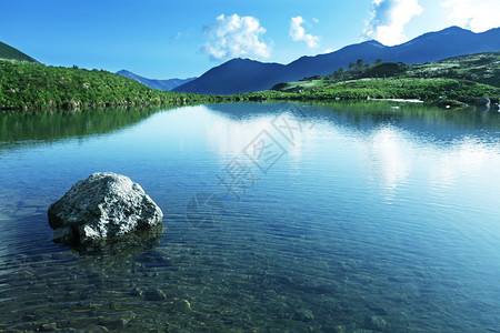 山区湖背景图片