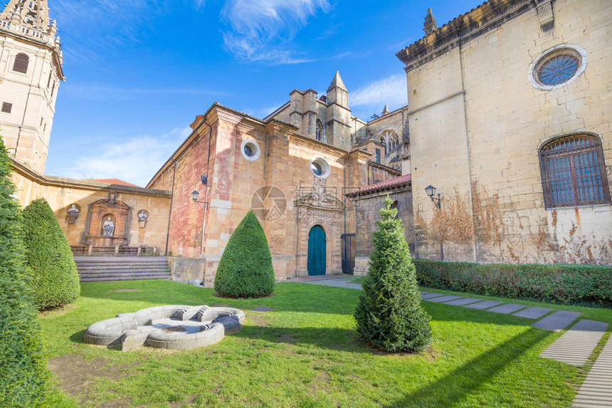 位于西班牙阿斯图里亚斯奥维耶多市的圣萨尔瓦多地标大教堂侧立面旁的公共园图片
