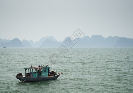 越南下龙湾的船图片