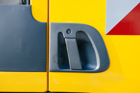 一辆黄色卡车的塑料卡车门把手背景图片