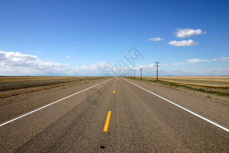 一条长的直通高速公路横跨平图片