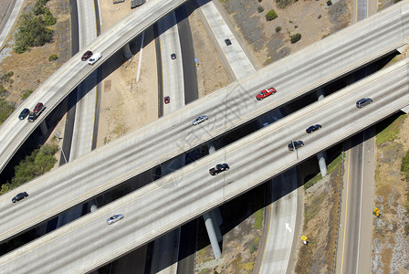 高速公路立交桥和梁的鸟瞰图图片