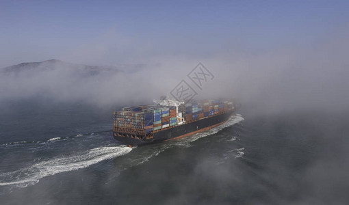 大船穿过雾图片