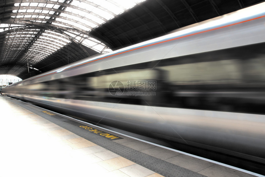 在英国伦敦帕丁顿车站进行运动模糊的火车图片