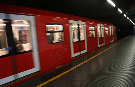 快速的地铁车进入车站图片