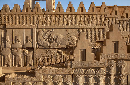 Achaemenidbas救济雕刻在通往位于伊朗希拉兹附近教科文组织世界遗产地Persepolis城堡背景图片