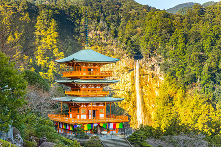 日本和歌山县有那智的三层宝塔背景