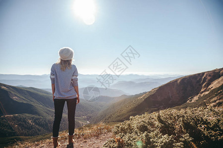 乌克兰喀尔巴阡山脉晴天看山的女旅图片