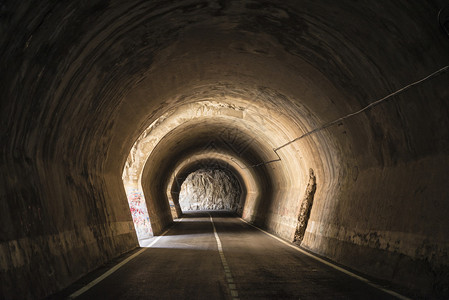 古老的隧道有光线进入图片