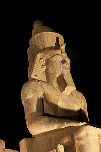 夜里在Luxor神庙的LuxorRamse图片