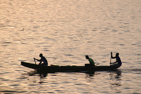 非洲渔民在船上钓鱼图片